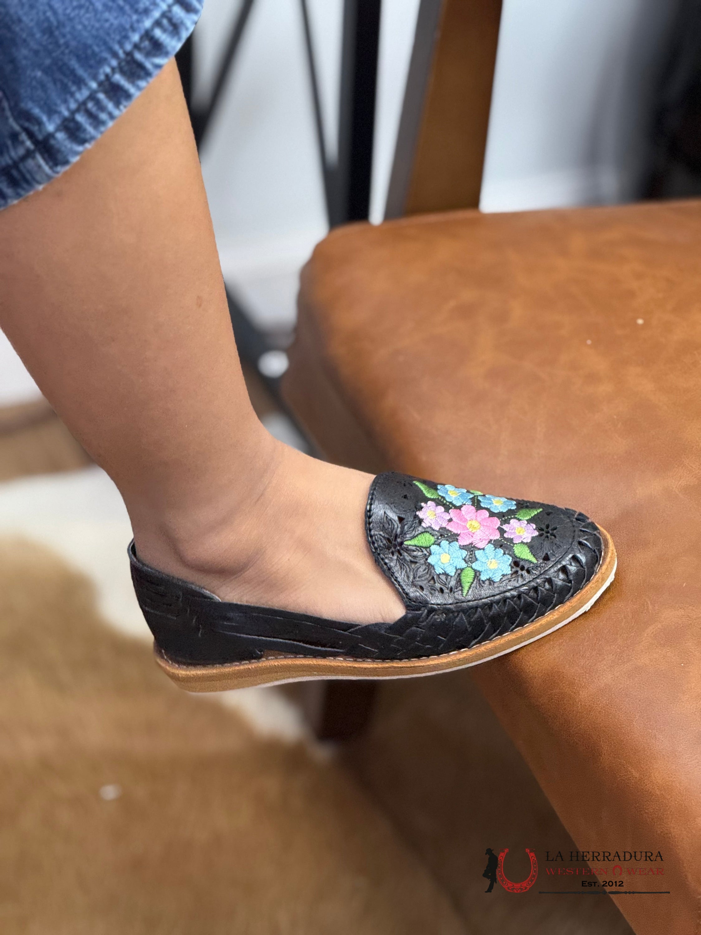 WOMENS HUARACHE 057 FLORES NEGRAS BOTAS MUJERES