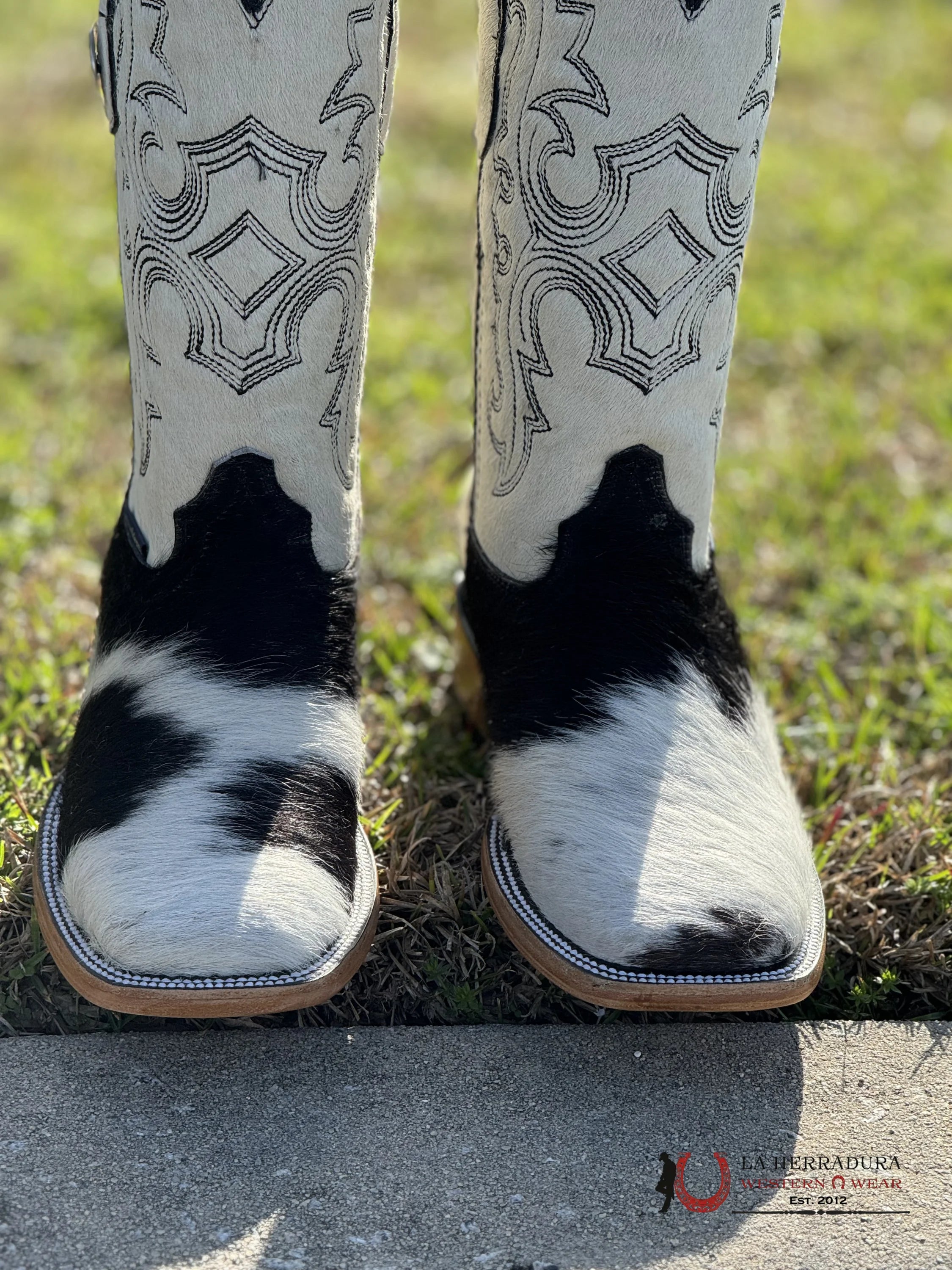 Womens Katherine Black & White Cowhide Top Boot (Every Pair Is Unique) Botas Mujeres