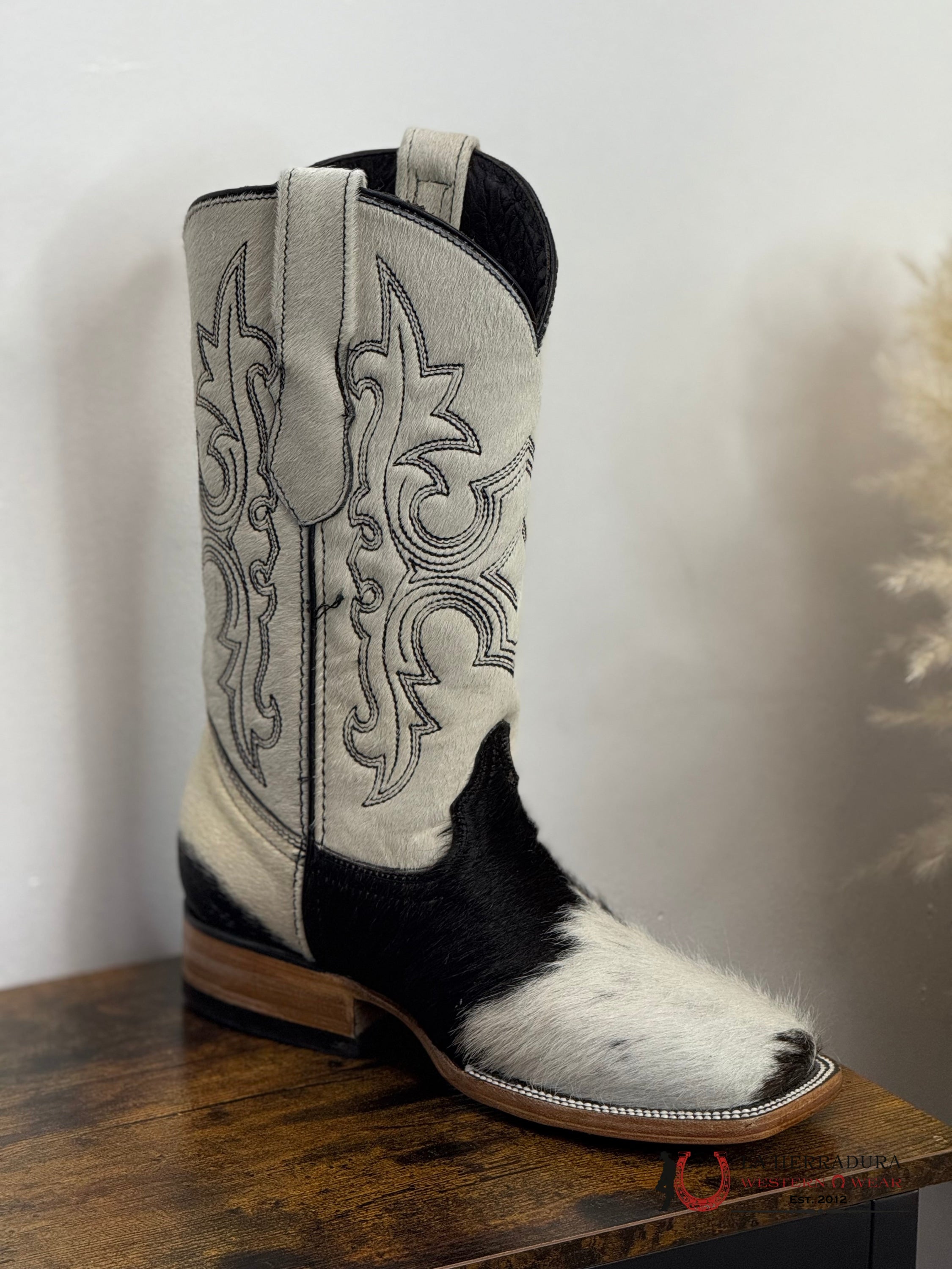 WOMENS KATHERINE BLACK & WHITE COWHIDE TOP BOOT (EVERY PAIR IS UNIQUE) BOTAS MUJERES