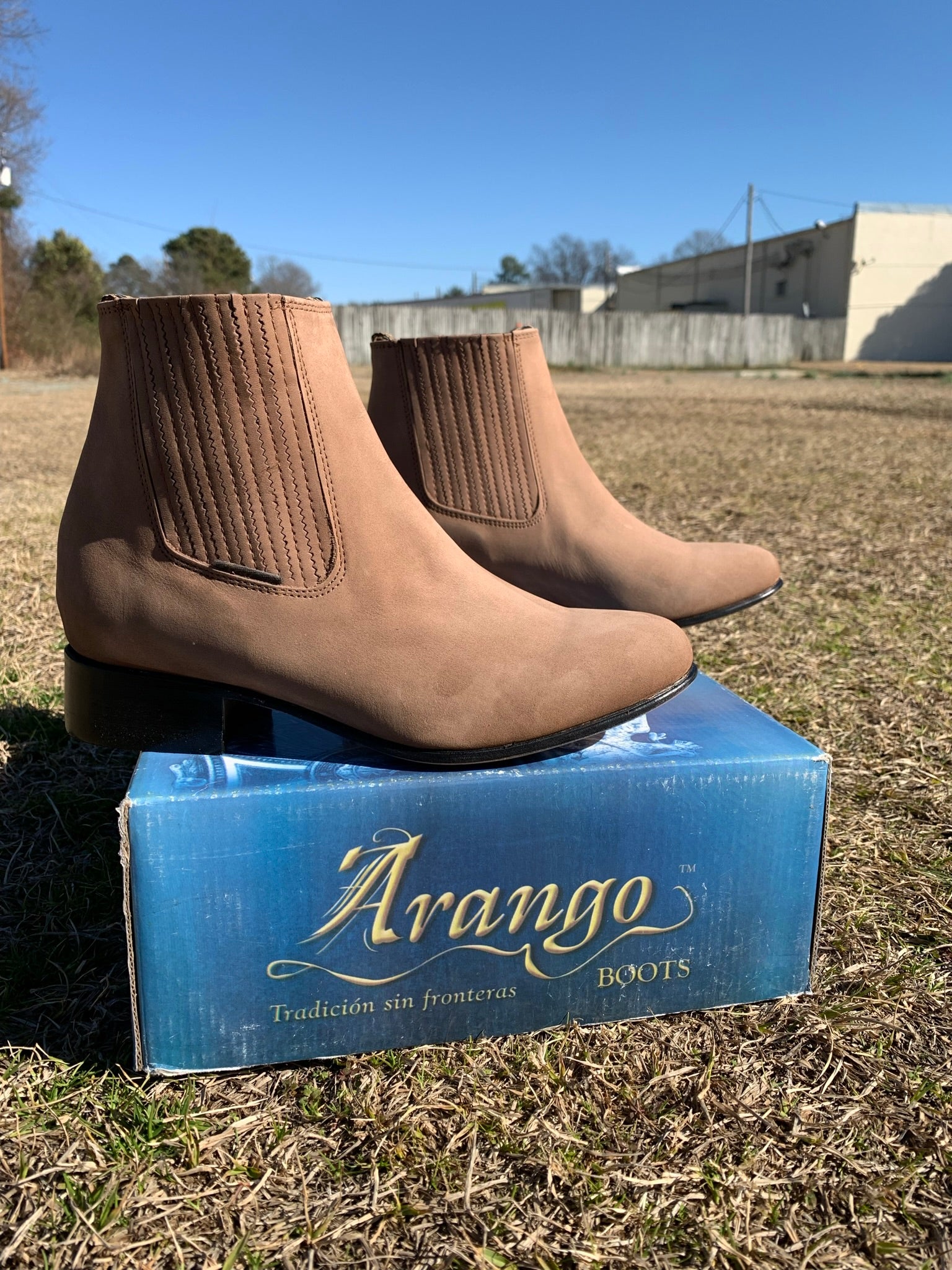 ARANGO BOTINES CHARROS PIEL NOBUCK ARENA, MARFIL, PERLA