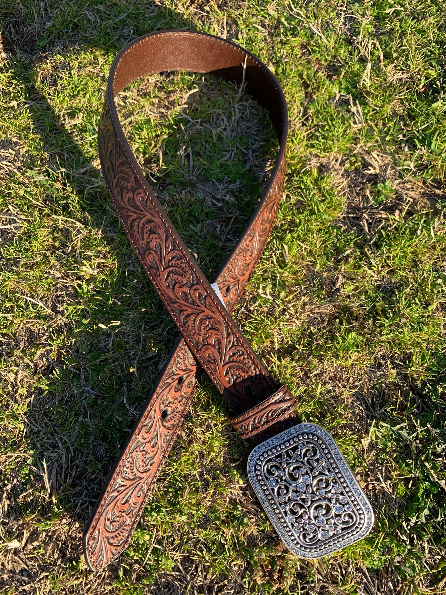 ARIAT HAND TOOLED COGNAC SPARKLE BUCKLE 6957