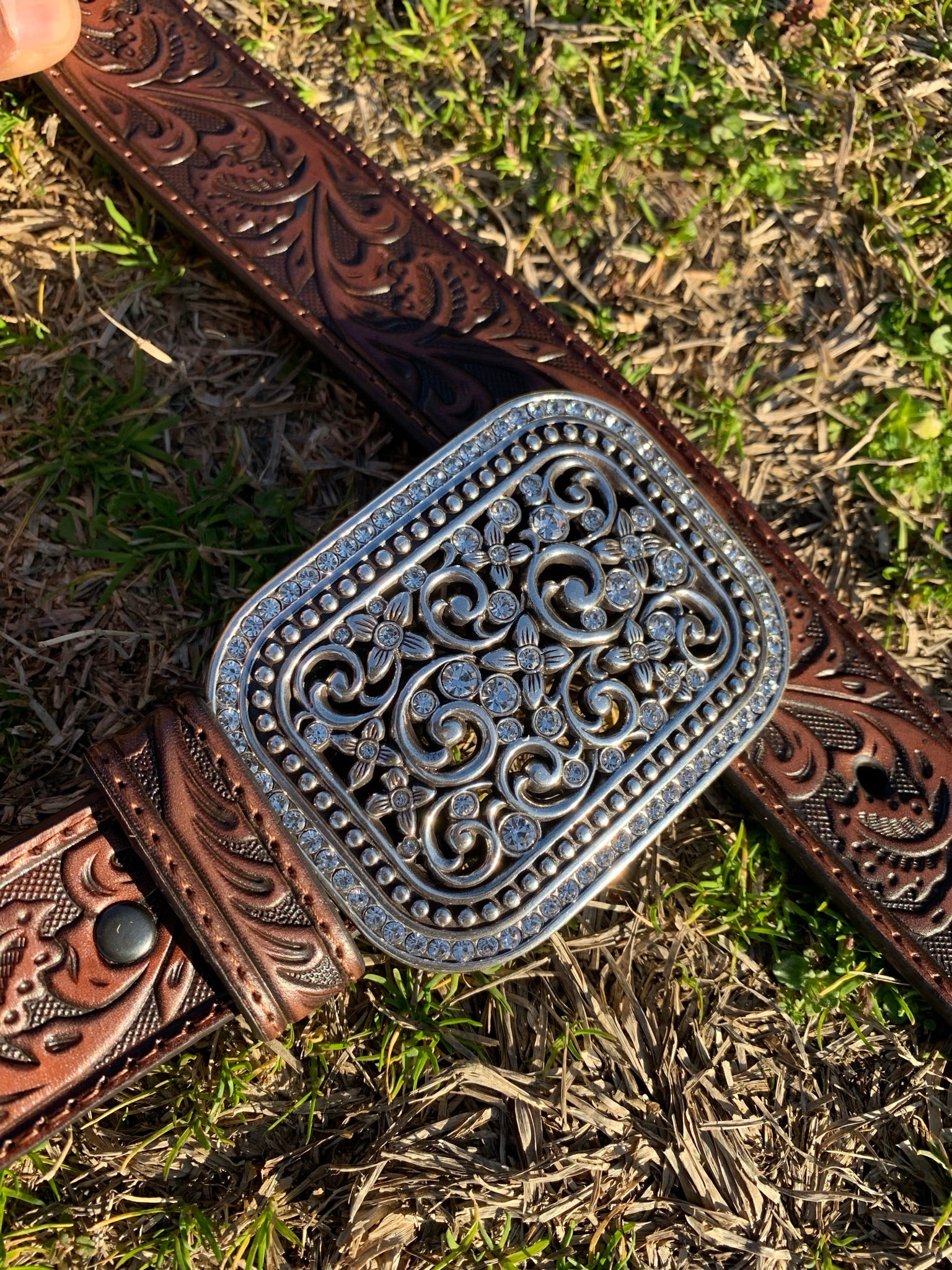 ARIAT HAND TOOLED COGNAC SPARKLE BUCKLE 6957