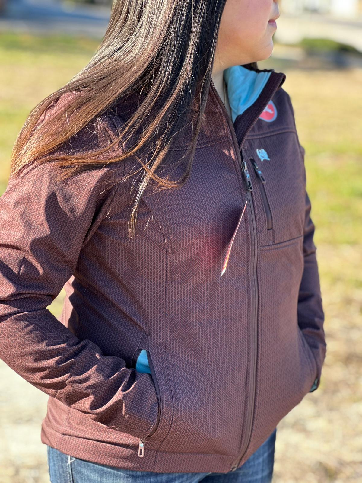 Cinch Softshell marrón para mujer con logotipo azul en la manga y cremallera completa, bolsillo de transporte oculto