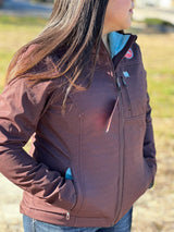 Cinch Softshell marrón para mujer con logotipo azul en la manga y cremallera completa, bolsillo de transporte oculto