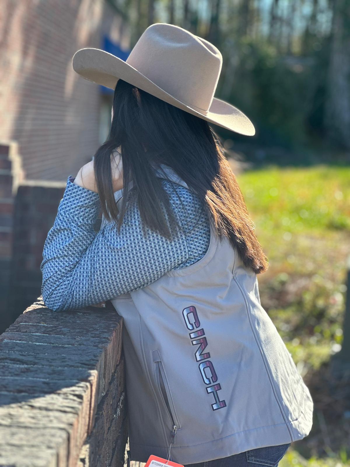 Chaleco con logo de sarape gris para mujer de Cinch, bolsillo de transporte oculto